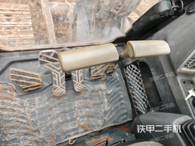 行走控制手柄和踏板 俯拍（驾驶室部分）