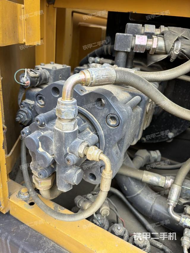 液压泵舱室正面整体（整机外观）