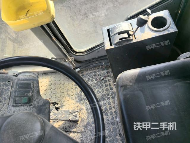 駕駛室內(nèi)座椅、儀表操作手柄全景（壓路機(jī)駕駛室）