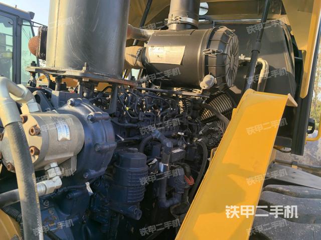 发动机上部全景（压路机发动机舱）