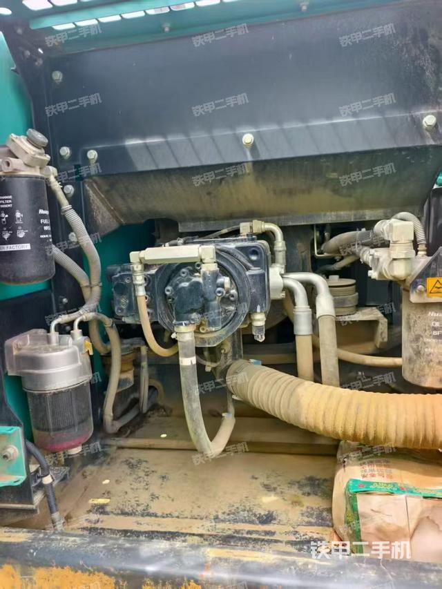 液压泵舱室正面整体（整机外观）