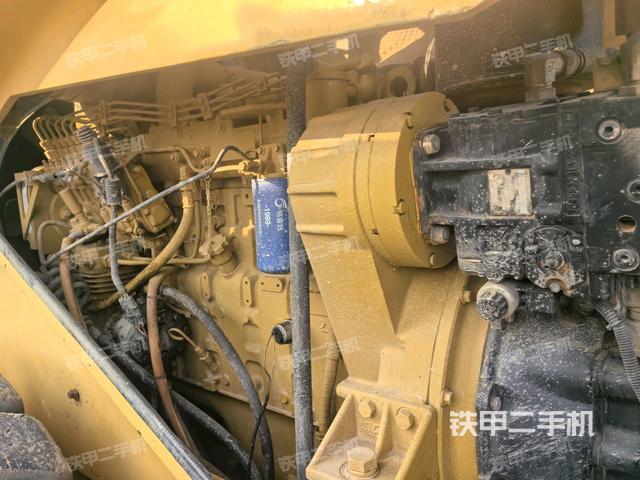 發(fā)動機右側(cè)全景（壓路機發(fā)動機艙）