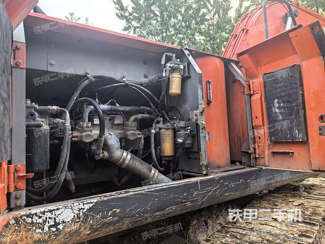 液压泵舱室正面整体（整机外观）