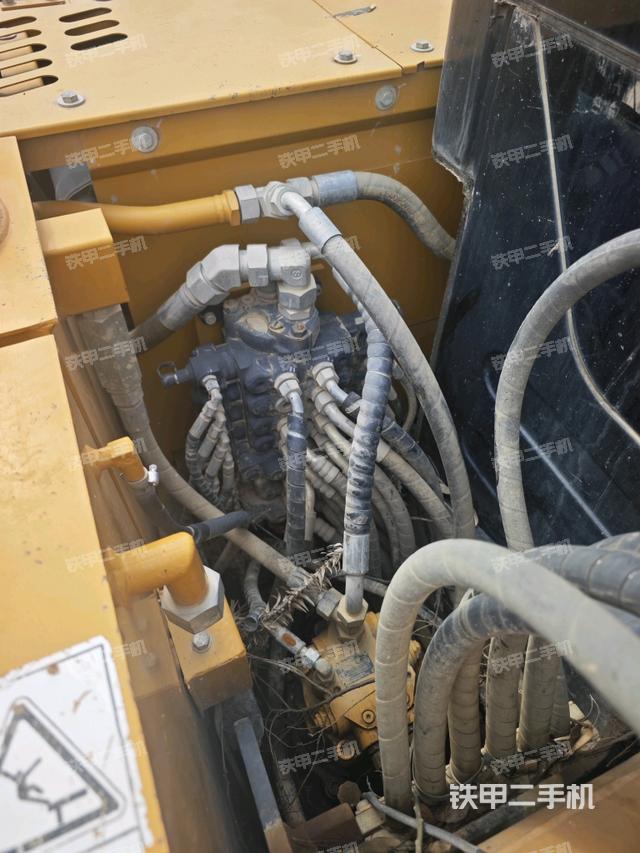 回转马达和主控阀（整机外观）