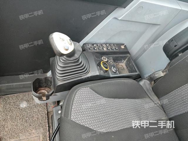 座椅右侧控制台/钥匙门/油门/含右手柄（驾驶室部分）