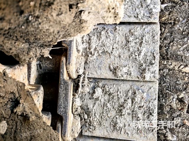 左驅(qū)動輪（行走機構(gòu)）