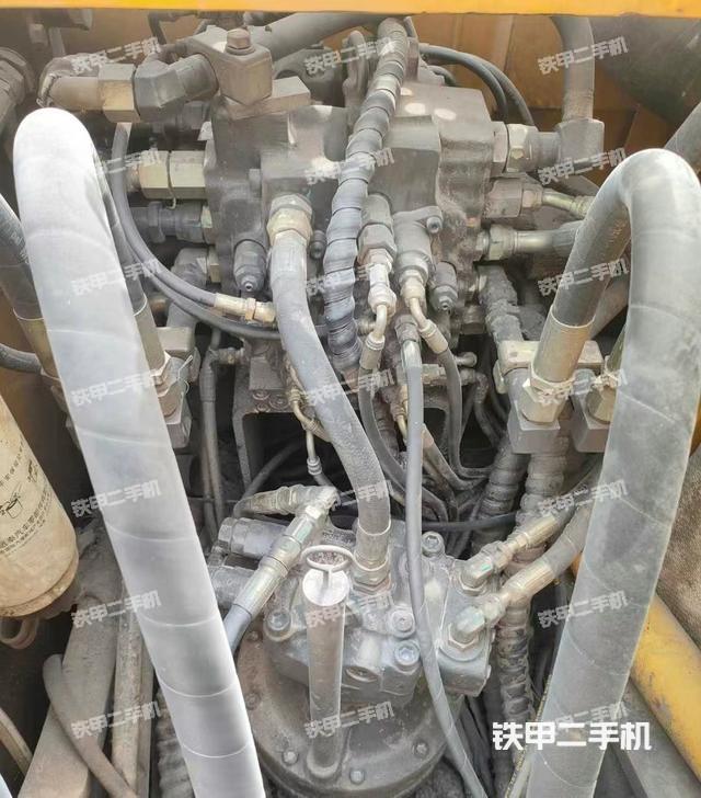 回转马达和主控阀（整机外观）