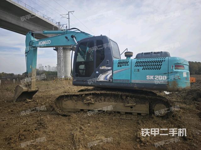 神钢SK200-8挖掘机