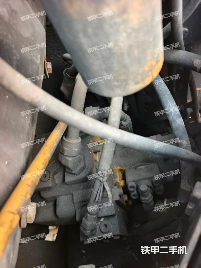 回转马达和主控阀（整机外观）