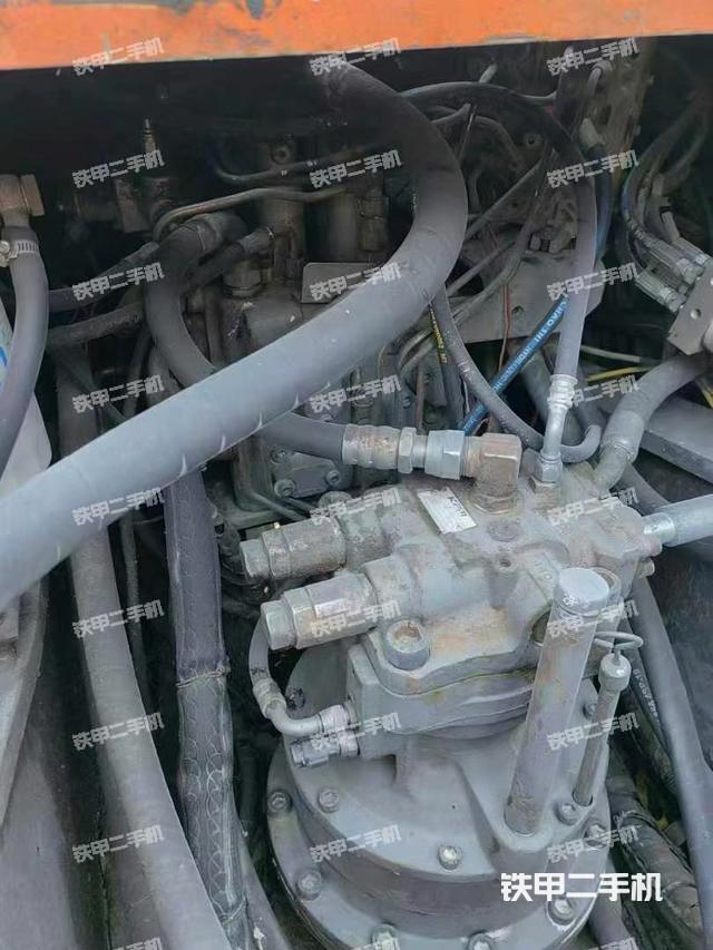 回转马达和主控阀（整机外观）