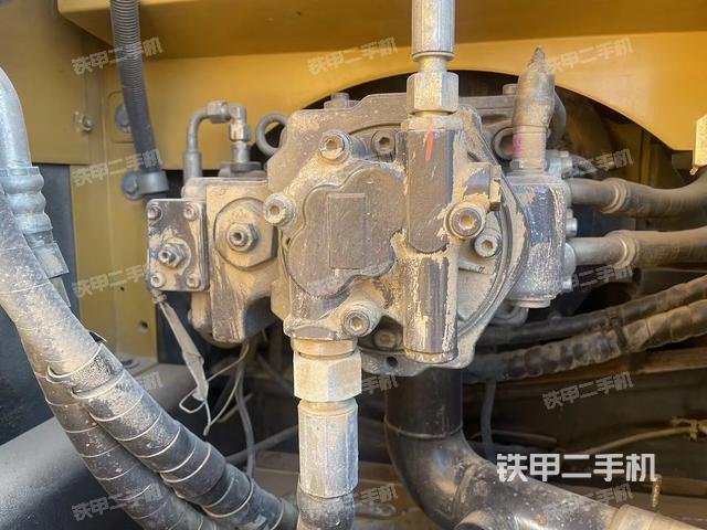 液壓泵艙室正面整體（整機外觀）