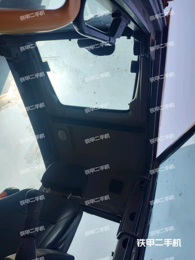 駕駛室頂部（整機外觀）