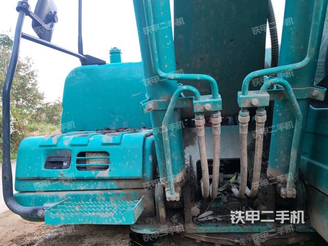 大臂油缸整体 竖拍（工作和回转装置）