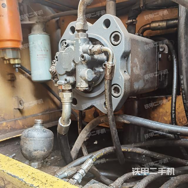 液压泵舱室正面整体（整机外观）