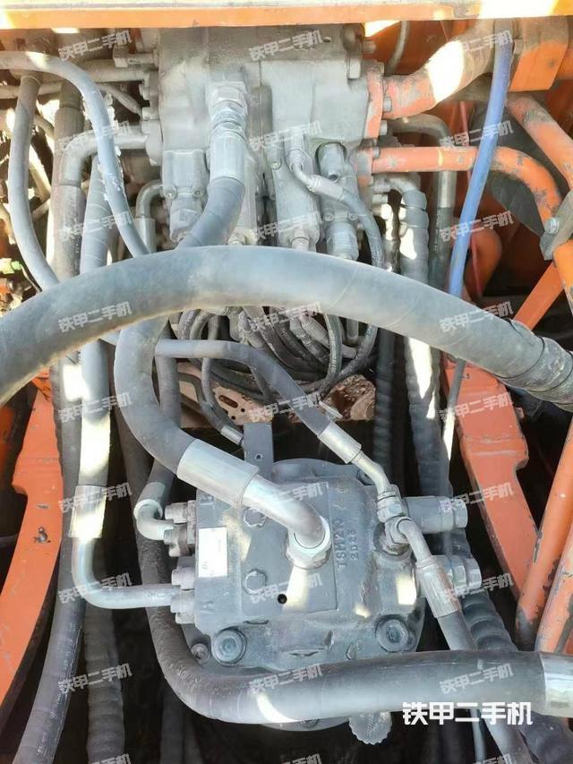 回转马达和主控阀（整机外观）