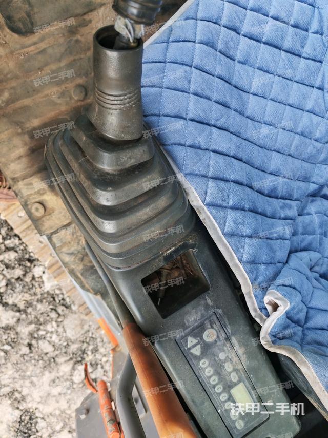 座椅左侧控制台/音响/含左手柄（驾驶室部分）