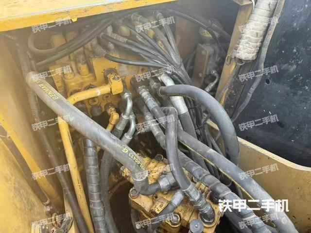 回转马达和主控阀（整机外观）