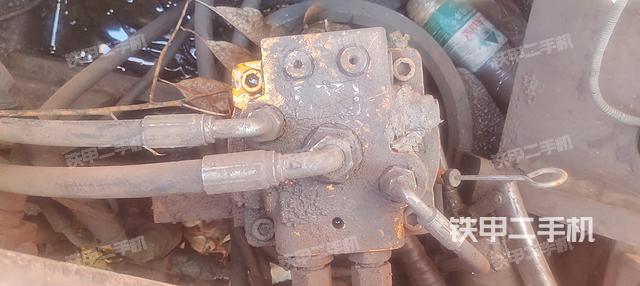 回转马达和主控阀（整机外观）