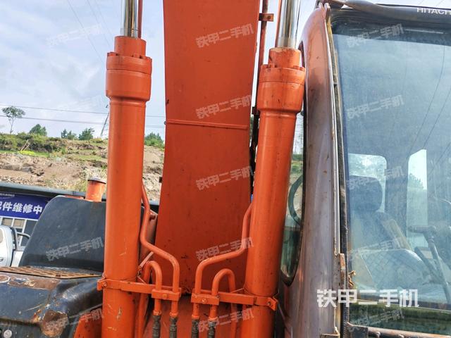 大臂油缸整体 竖拍（工作和回转装置）