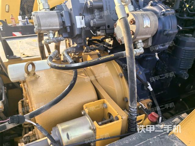发动机右侧全景（压路机发动机舱）