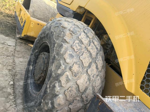 前輪左側(cè)減震塊連接及部件（壓路機(jī)前后車架）