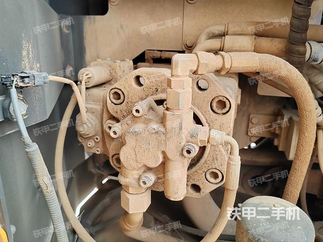 液压泵舱室正面整体（整机外观）