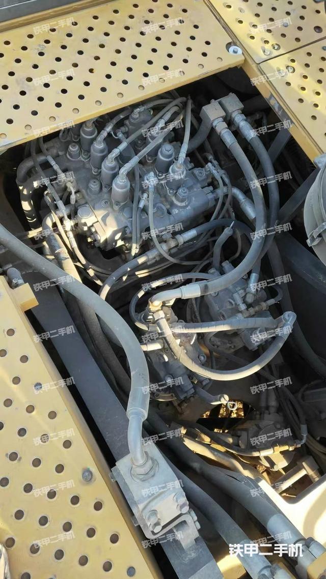 回轉(zhuǎn)馬達(dá)和主控閥（整機(jī)外觀）