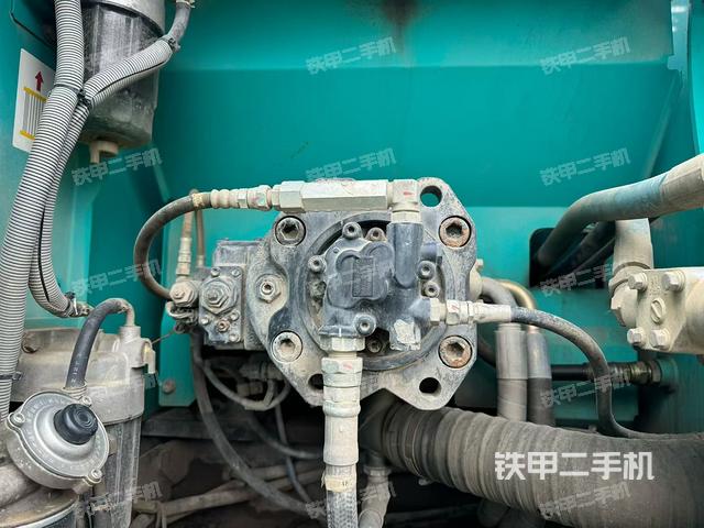 液压泵舱室正面整体（整机外观）