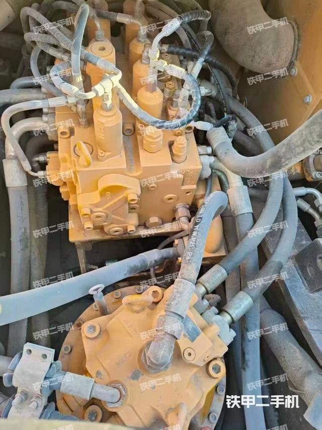 回轉(zhuǎn)馬達(dá)和主控閥（整機(jī)外觀）