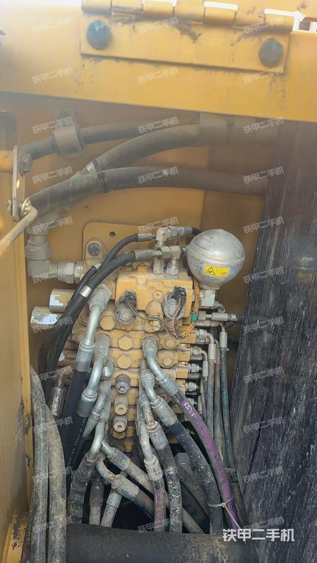 回轉(zhuǎn)馬達(dá)和主控閥（整機(jī)外觀）