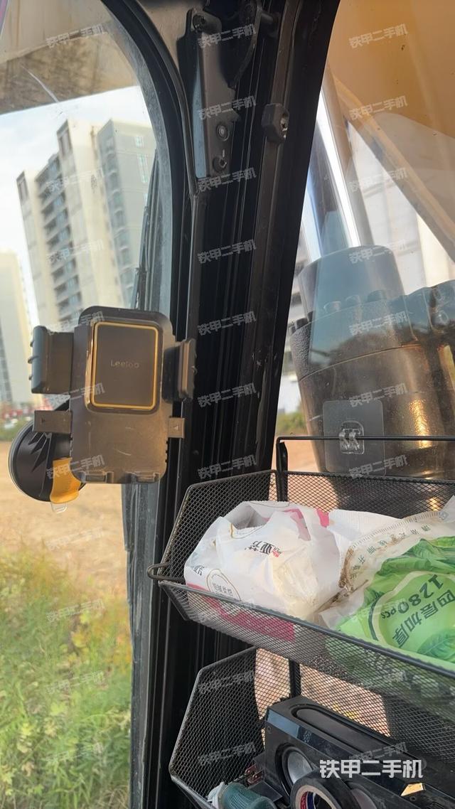 行走控制手柄和踏板 俯拍（驾驶室部分）