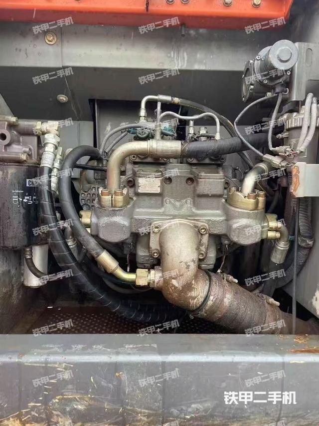 液压泵舱室正面整体（整机外观）