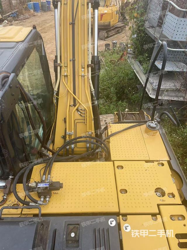 大臂油缸整体 竖拍（工作和回转装置）