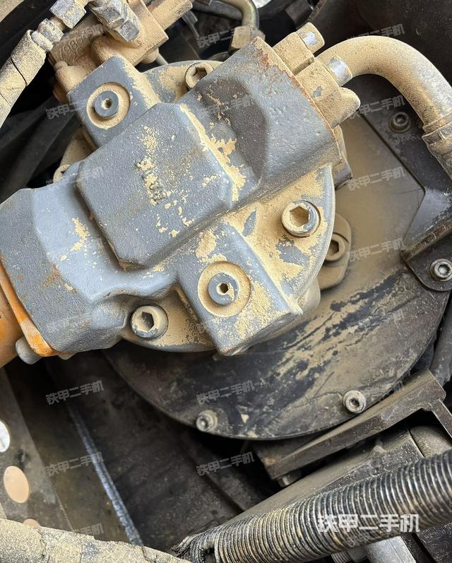 液压泵舱室正面整体（整机外观）