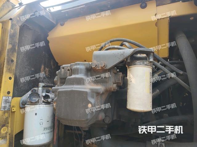 液压泵舱室正面整体（整机外观）