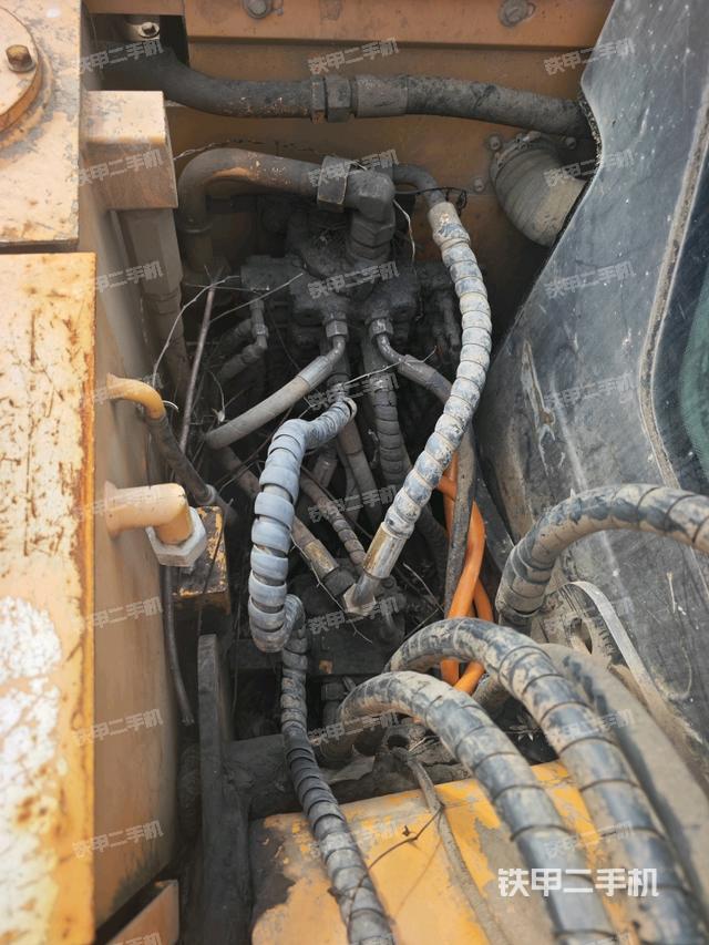 回转马达和主控阀（整机外观）