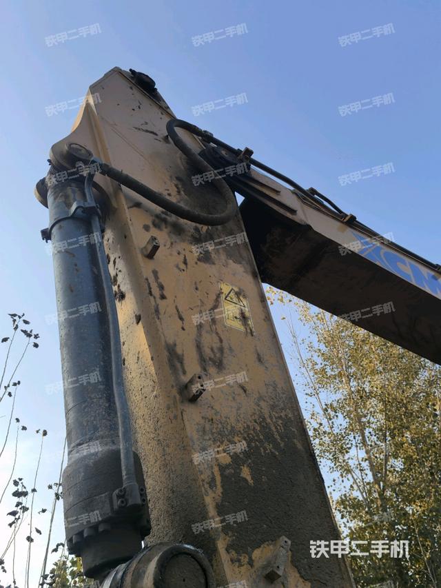 大臂油缸整体 竖拍（工作和回转装置）