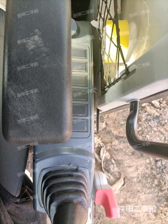 座椅左侧控制台/音响/含左手柄（驾驶室部分）