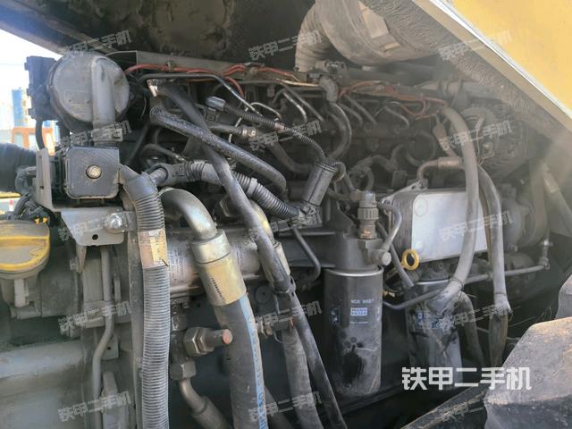 分动箱或变速箱（压路机发动机舱）