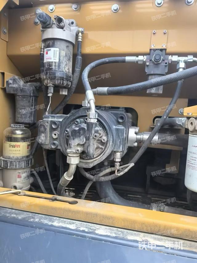 液压泵舱室正面整体（整机外观）