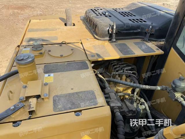 駕駛室頂部（整機外觀）