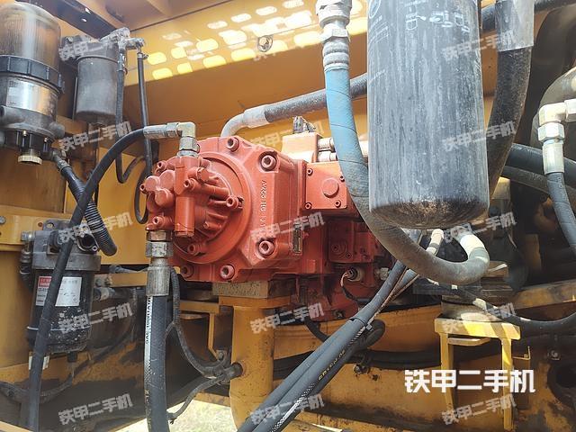 液压泵舱室正面整体（整机外观）