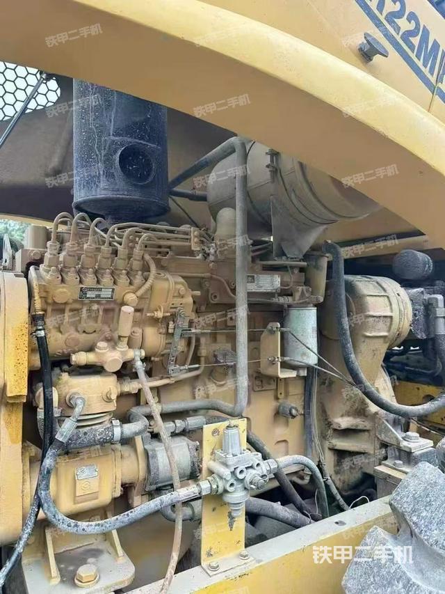 發(fā)動(dòng)機(jī)右側(cè)全景（壓路機(jī)發(fā)動(dòng)機(jī)艙）