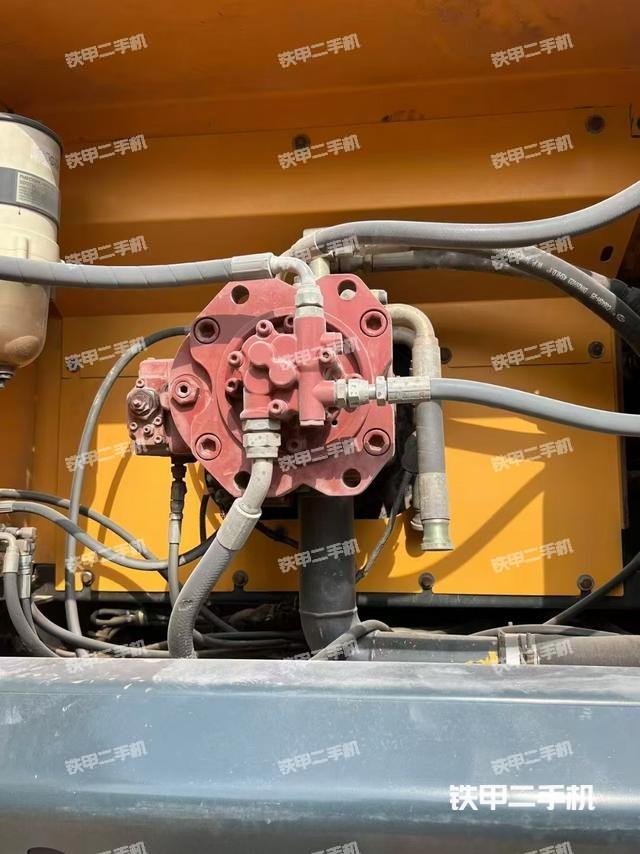 液压泵舱室正面整体（整机外观）