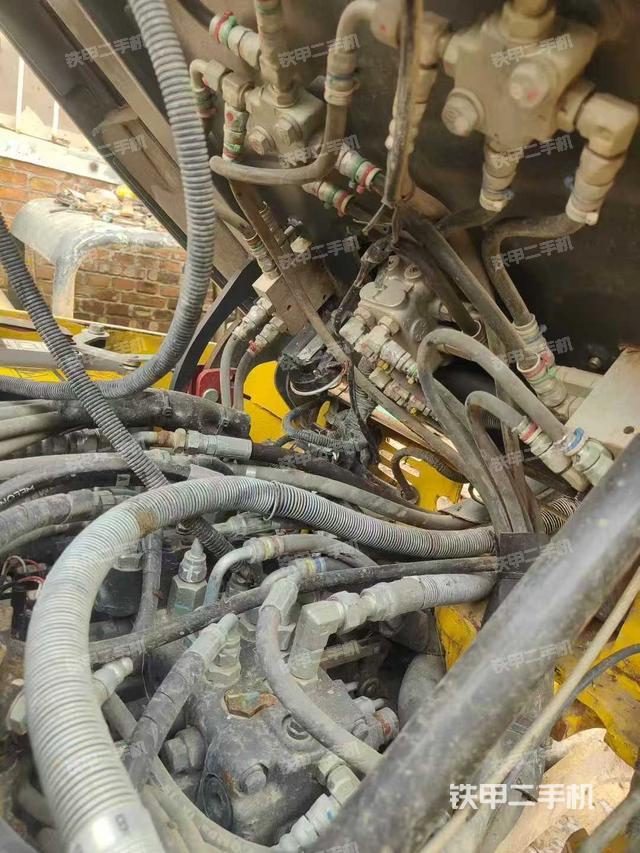 回轉(zhuǎn)馬達(dá)和主控閥（整機外觀）