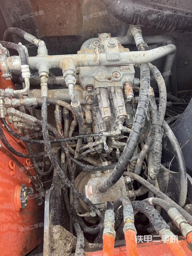 回轉(zhuǎn)馬達(dá)和主控閥（整機(jī)外觀）