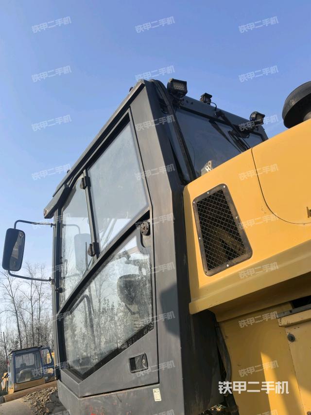 左側(cè)正面照（壓路機駕駛室）