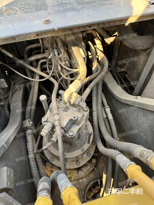 回轉(zhuǎn)馬達(dá)和主控閥（整機(jī)外觀）