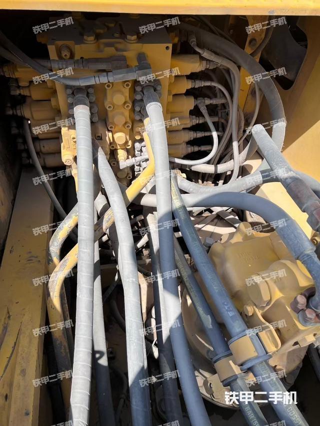 回转马达和主控阀（整机外观）