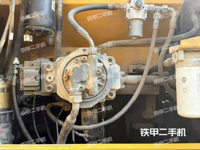 液压泵舱室正面整体（整机外观）